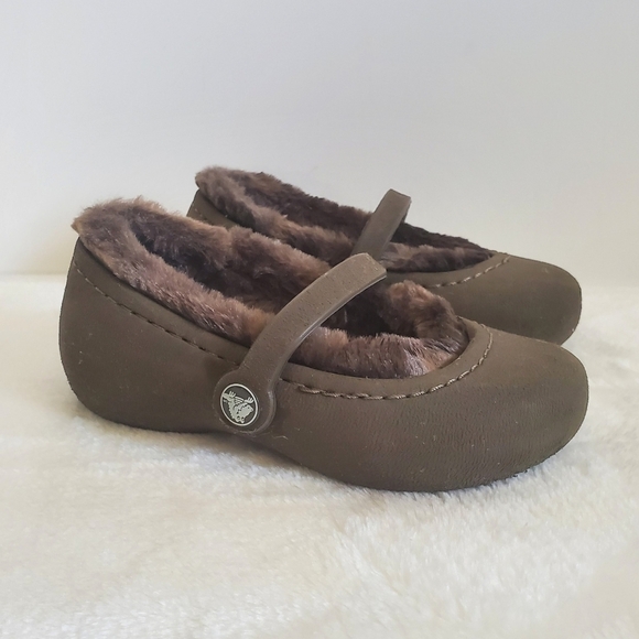 𝅺CROCS Brown Faux Fur Lined Suede Mary Jane Slip On Shoes Child Size 6-7 - Picture 2 of 11